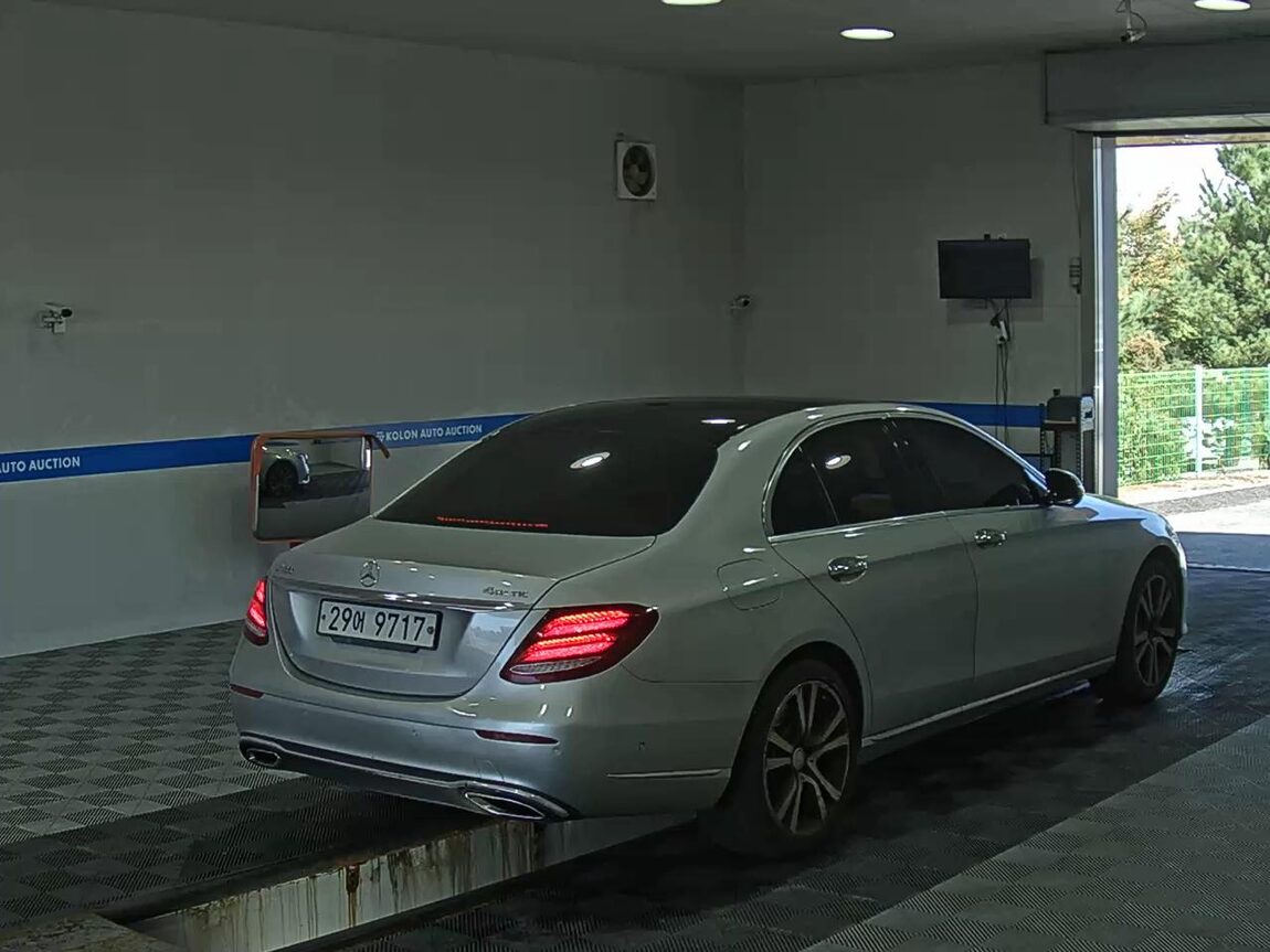 MERCEDES-BENZ E-CLASS (5TH GEN) E400 4MATIC EXCLUSIVE 2017 - zdjęcie 5