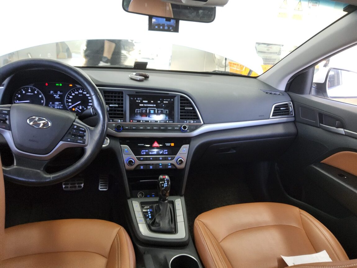 HYUNDAI AVANTE AD 1.6 GDi SMART 2016 - zdjęcie 11
