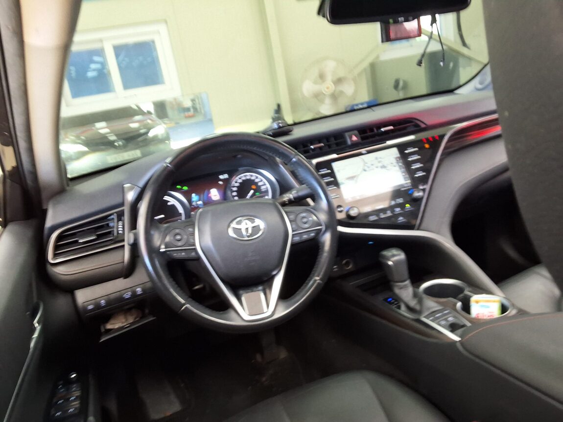 TOYOTA CAMRY (10TH GEN) 2.5 HYBRID XLE 2019 - zdjęcie 12