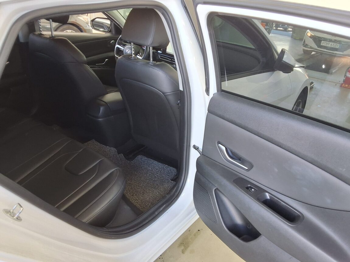 HYUNDAI AVANTE (CN7) 1.6 GASOLINE MODERN 2021 - zdjęcie 13
