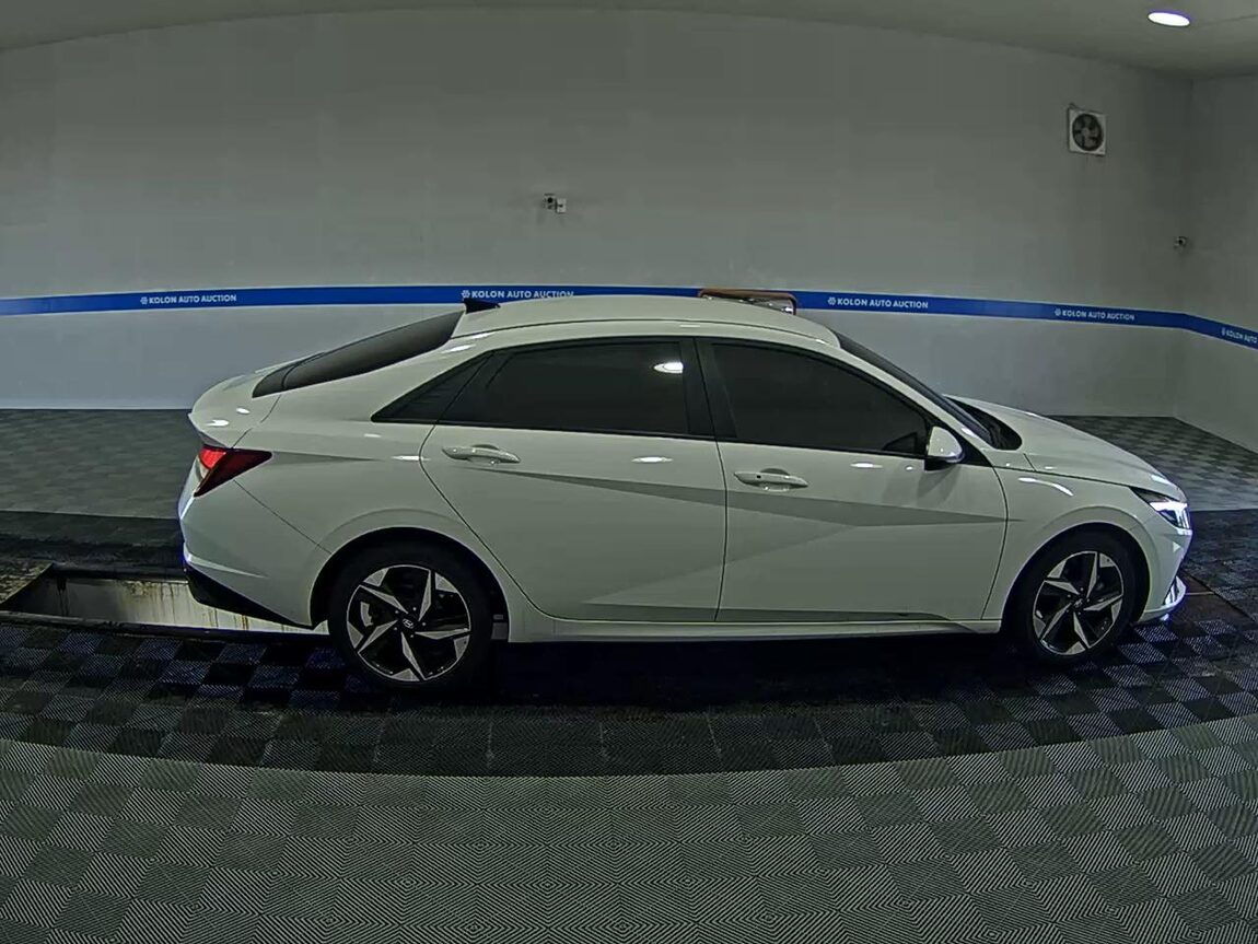 HYUNDAI AVANTE (CN7) 1.6 GASOLINE MODERN 2021 - zdjęcie 4