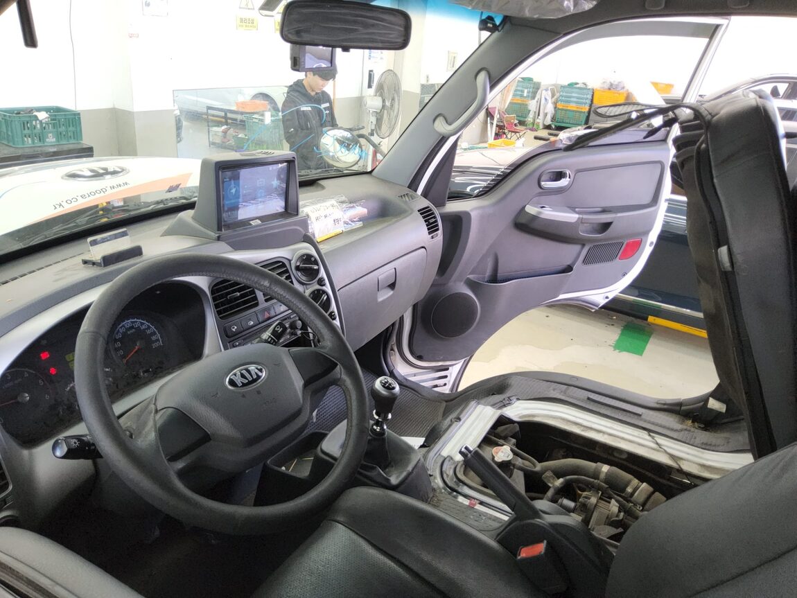 KIA BONGO III CARGO 1.2 TON KING CAB EXTRA LONG WHEELBASE 2016 - zdjęcie 11