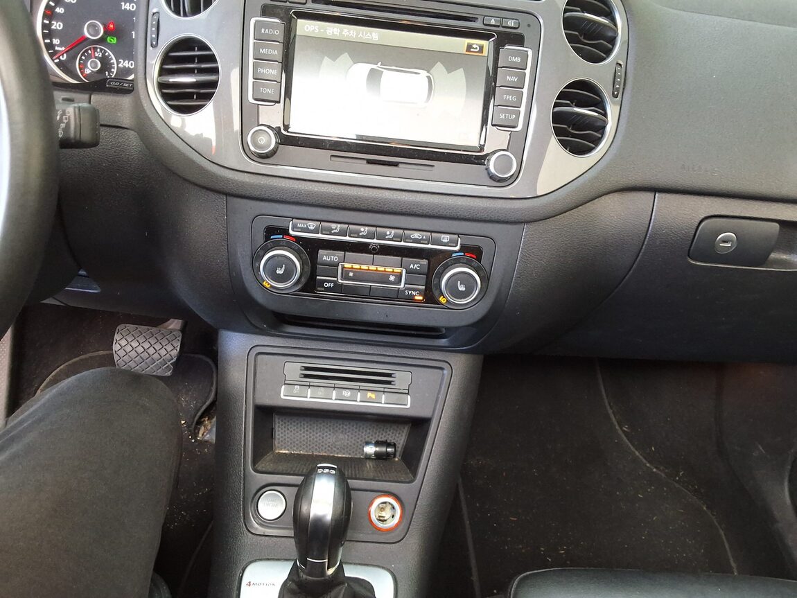 VOLKSWAGEN TIGUAN 2.0 TDI BLUEMOTION PREMIUM 2013 - zdjęcie 24