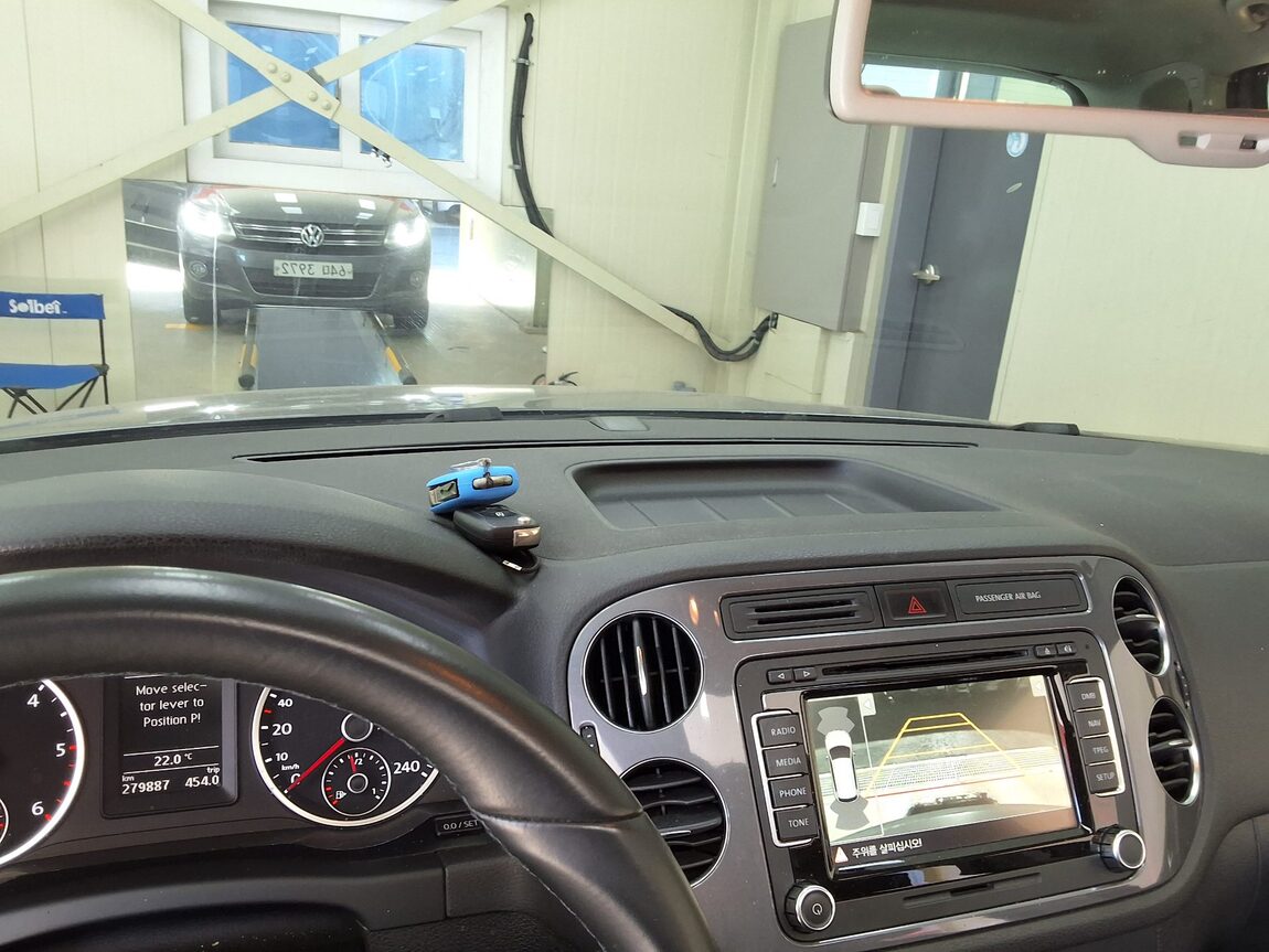 VOLKSWAGEN TIGUAN 2.0 TDI BLUEMOTION PREMIUM 2013 - zdjęcie 25