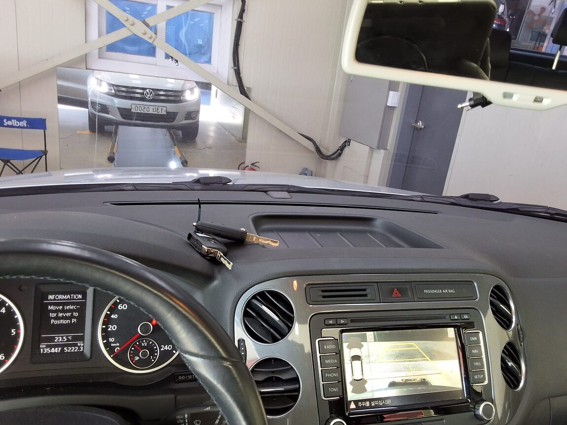 VOLKSWAGEN TIGUAN 2.0 TDI BLUEMOTION PREMIUM 2016 - zdjęcie 25