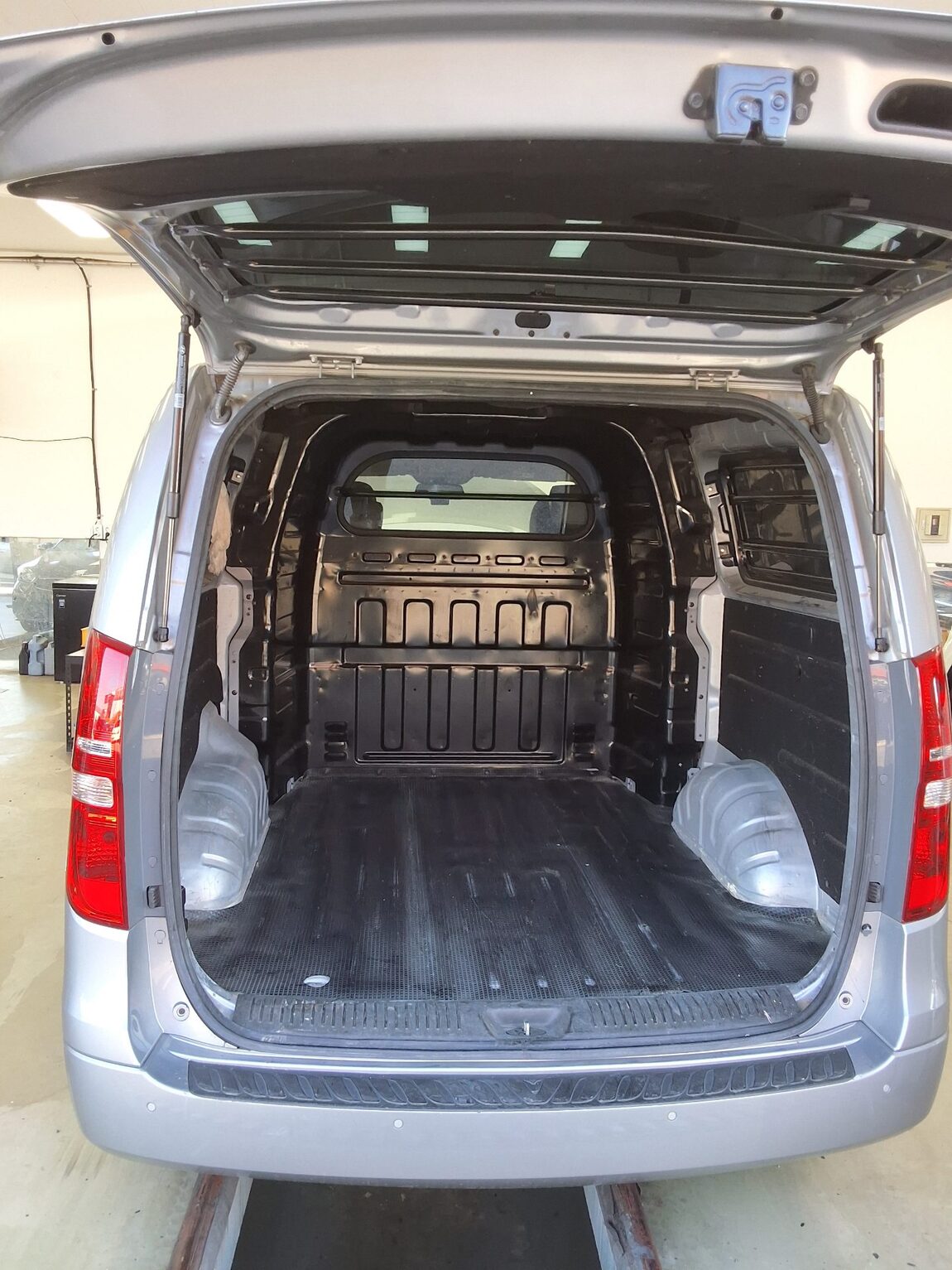HYUNDAI THE NEW GRAND STAREX 5-SEATER DIESEL VAN MODERN 2021 - zdjęcie 15