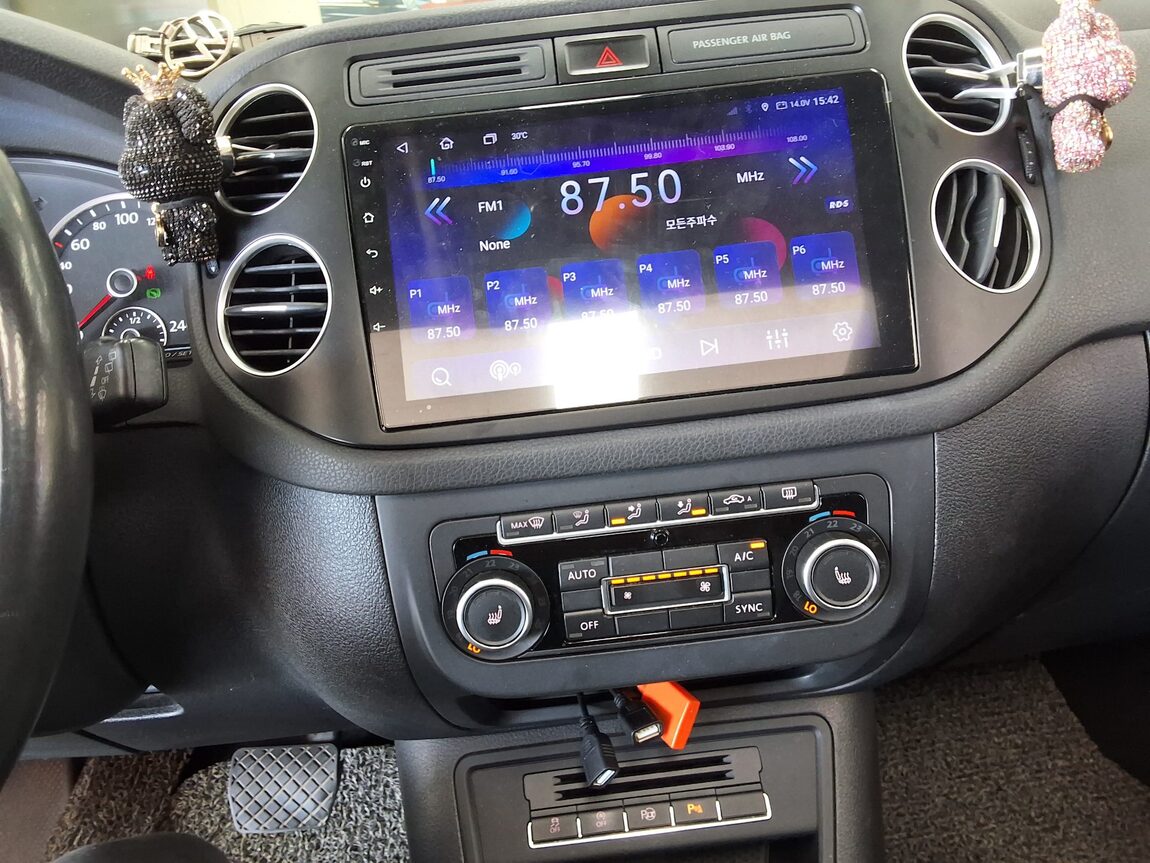 VOLKSWAGEN TIGUAN 2.0 TDI BLUEMOTION PREMIUM 2015 - zdjęcie 23