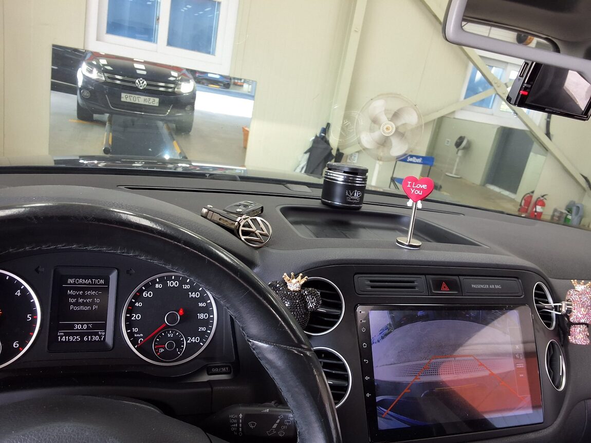 VOLKSWAGEN TIGUAN 2.0 TDI BLUEMOTION PREMIUM 2015 - zdjęcie 24