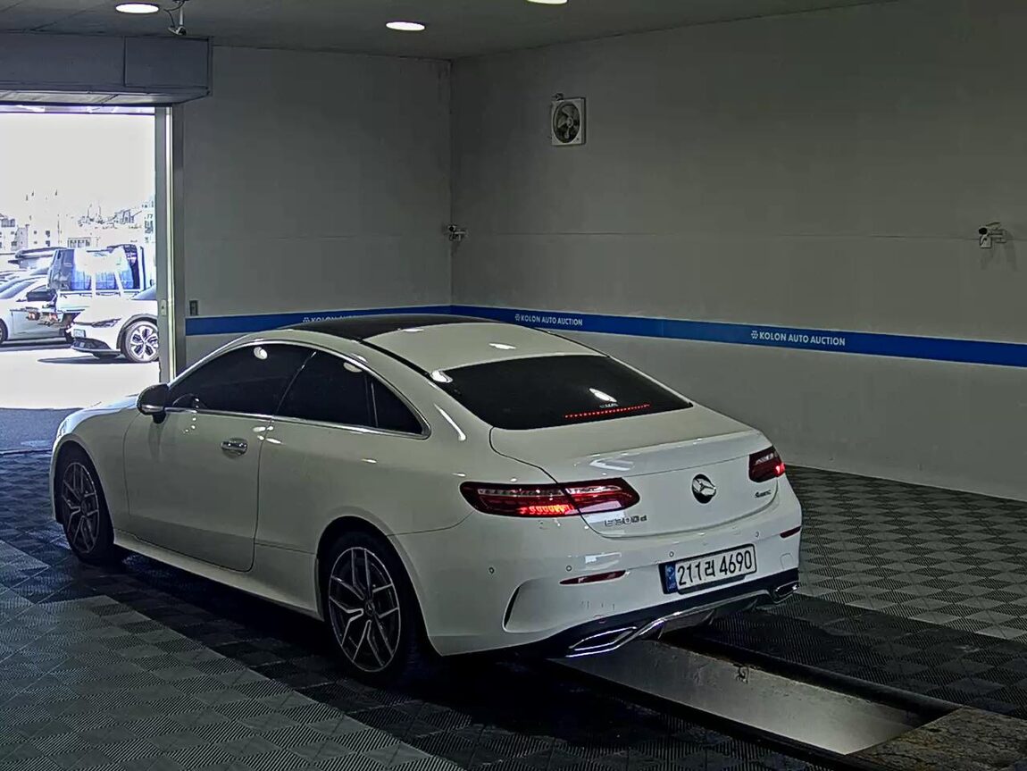 MERCEDES-BENZ E-CLASS (5TH GEN) COUPE E300d 4MATIC 2022 - zdjęcie 6