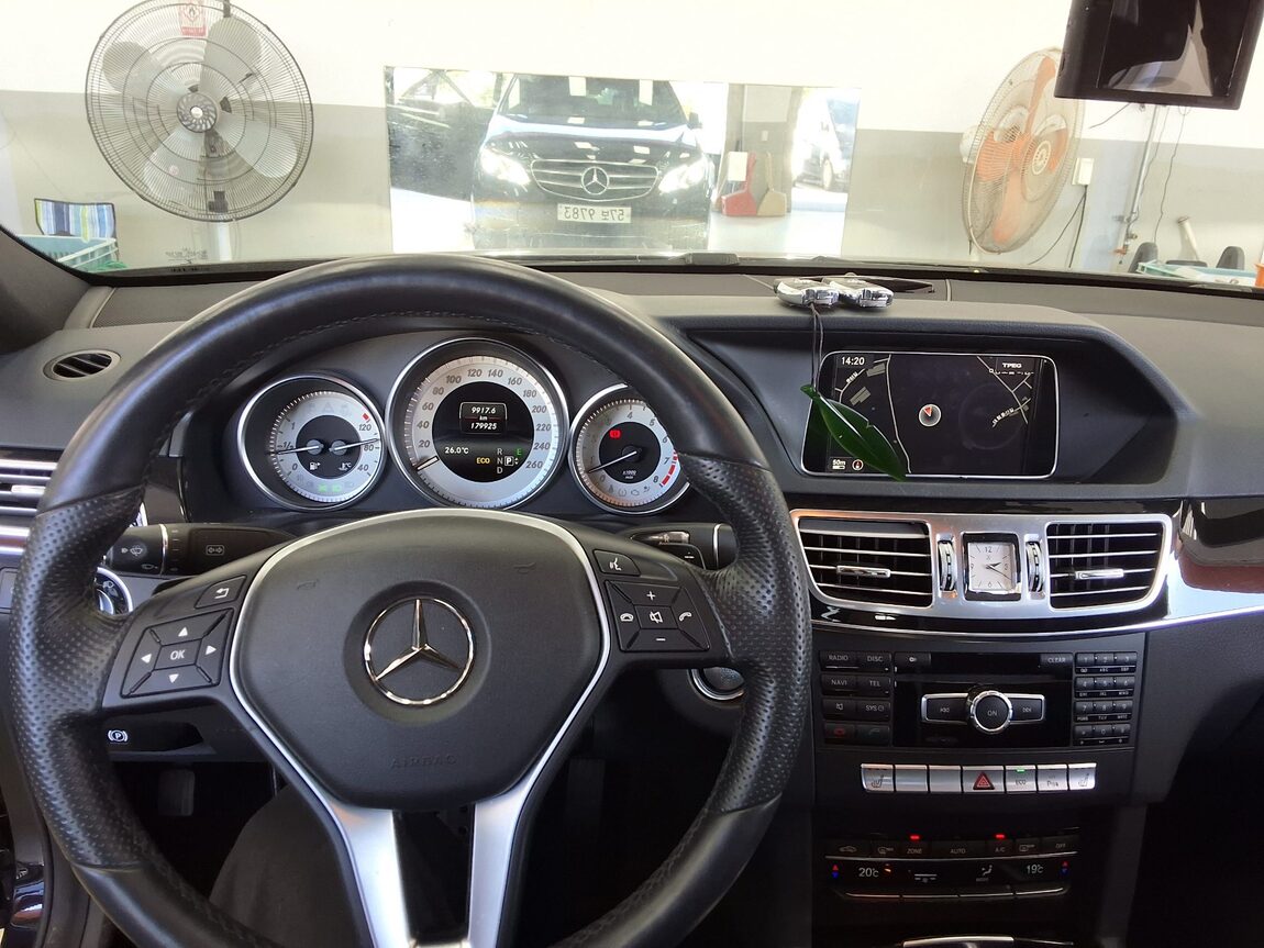 MERCEDES-BENZ E-CLASS (4TH GEN) E300 4MATIC AVANTGARDE 2014 - zdjęcie 17