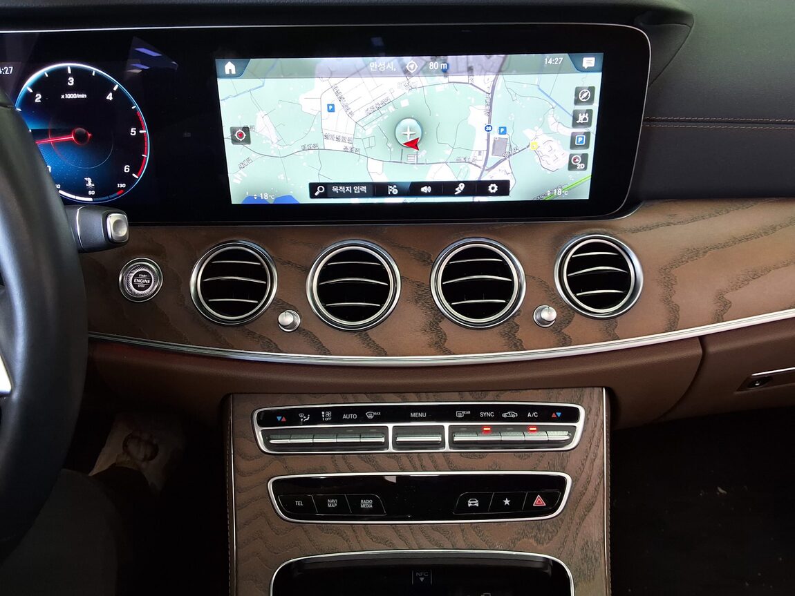MERCEDES-BENZ E-CLASS (5TH GEN) E220d 4MATIC EXCLUSIVE 2021 - zdjęcie 24
