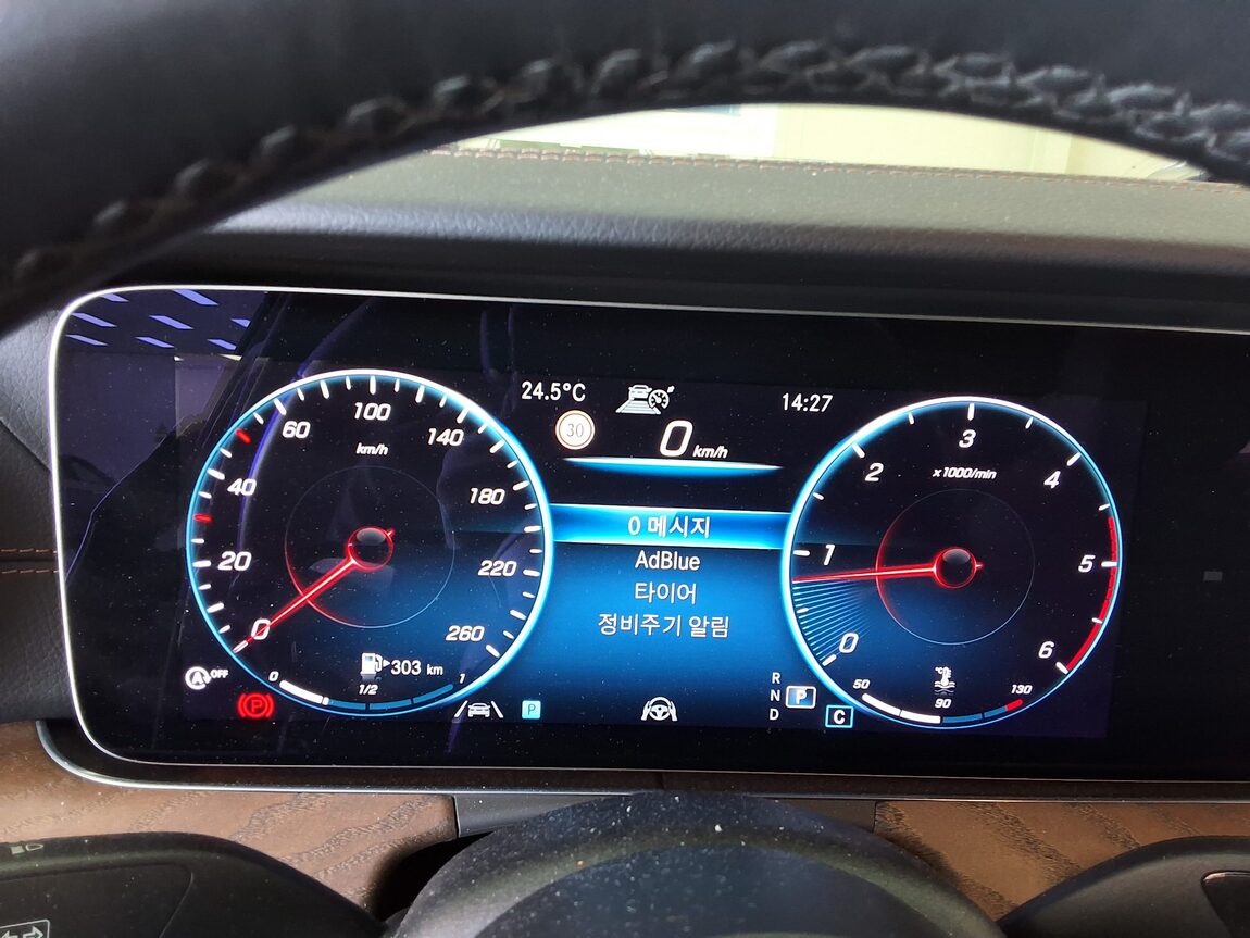 MERCEDES-BENZ E-CLASS (5TH GEN) E220d 4MATIC EXCLUSIVE 2021 - zdjęcie 26
