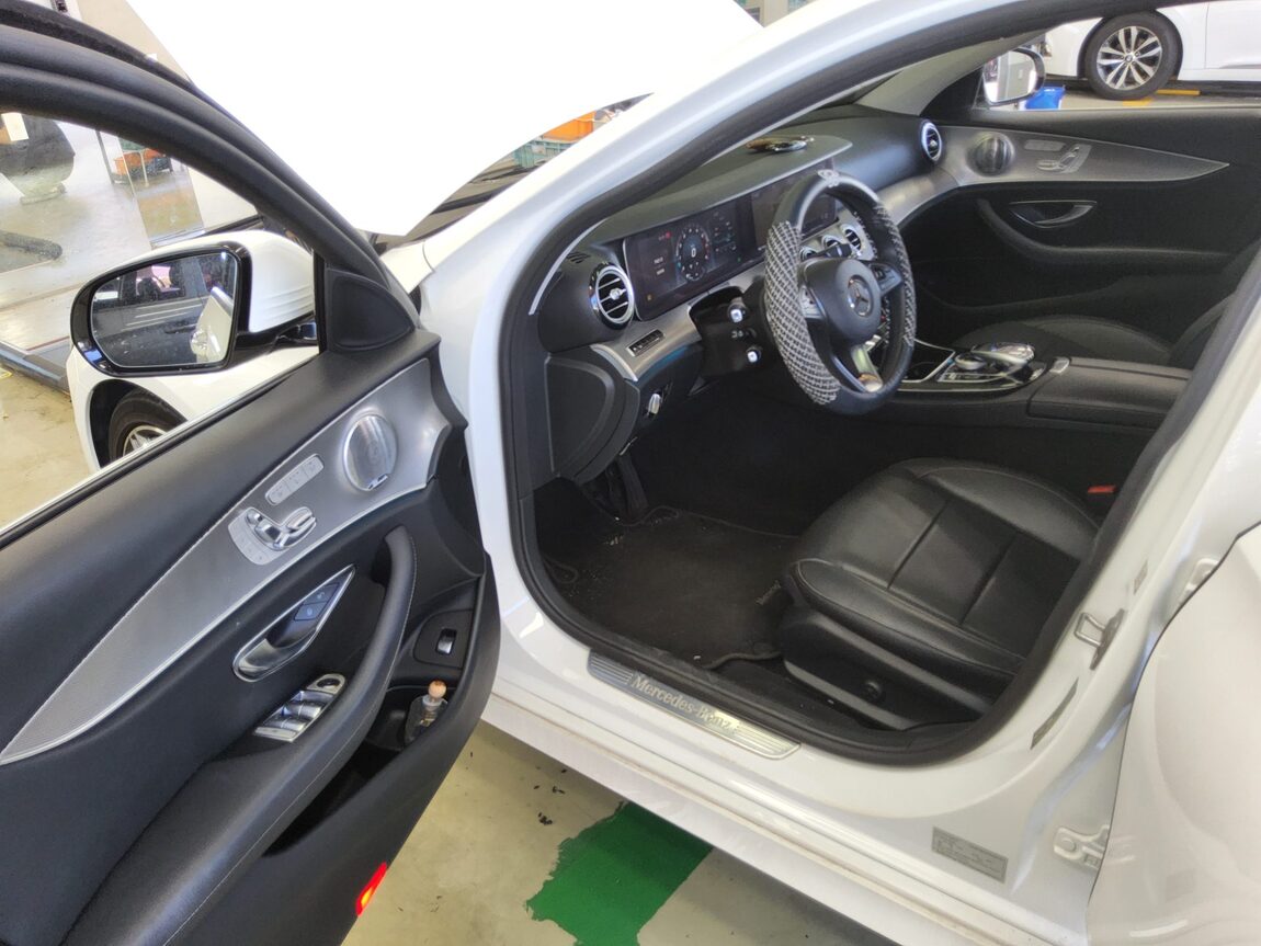 MERCEDES-BENZ E-CLASS (5TH GEN) E300 AMG LINE 2018 - zdjęcie 10