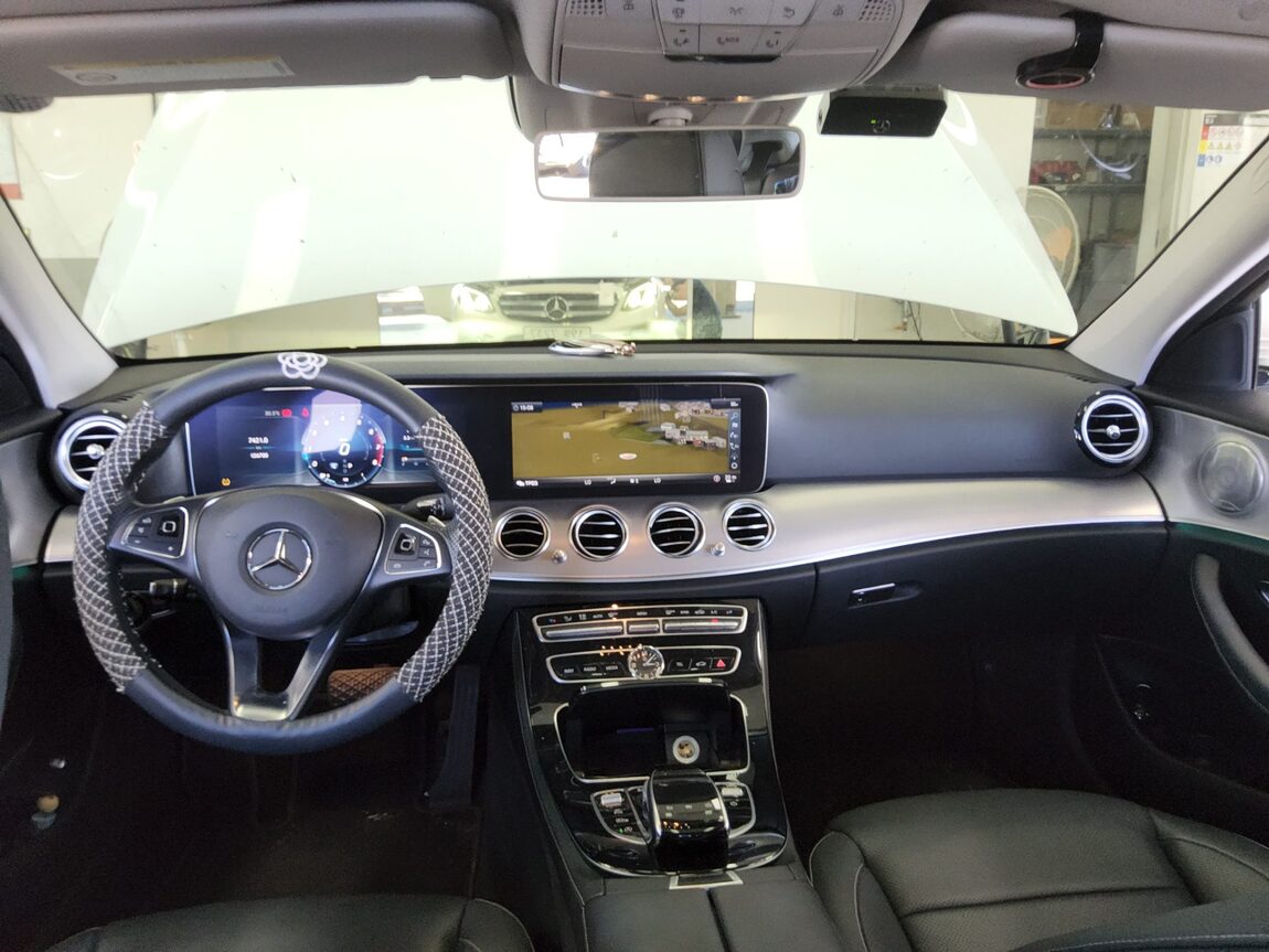MERCEDES-BENZ E-CLASS (5TH GEN) E300 AMG LINE 2018 - zdjęcie 11