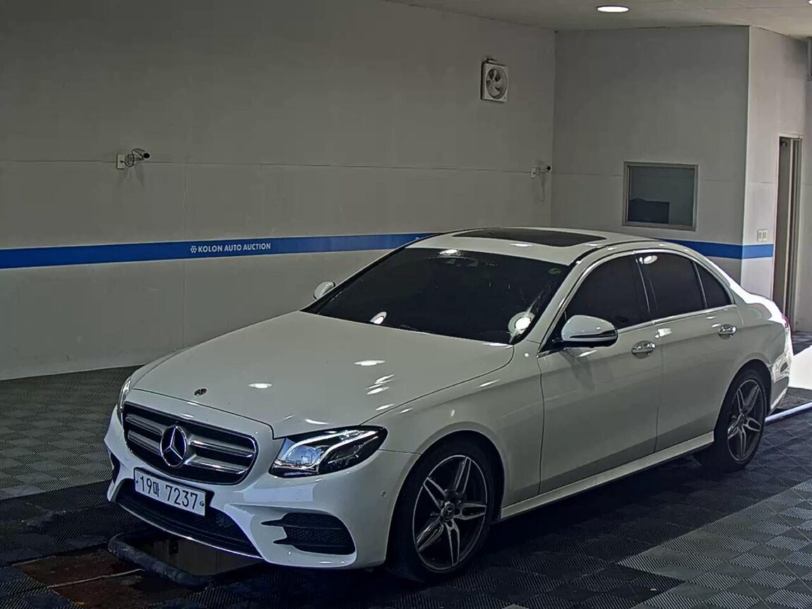 MERCEDES-BENZ E-CLASS (5TH GEN) E300 AMG LINE 2018 - zdjęcie 2
