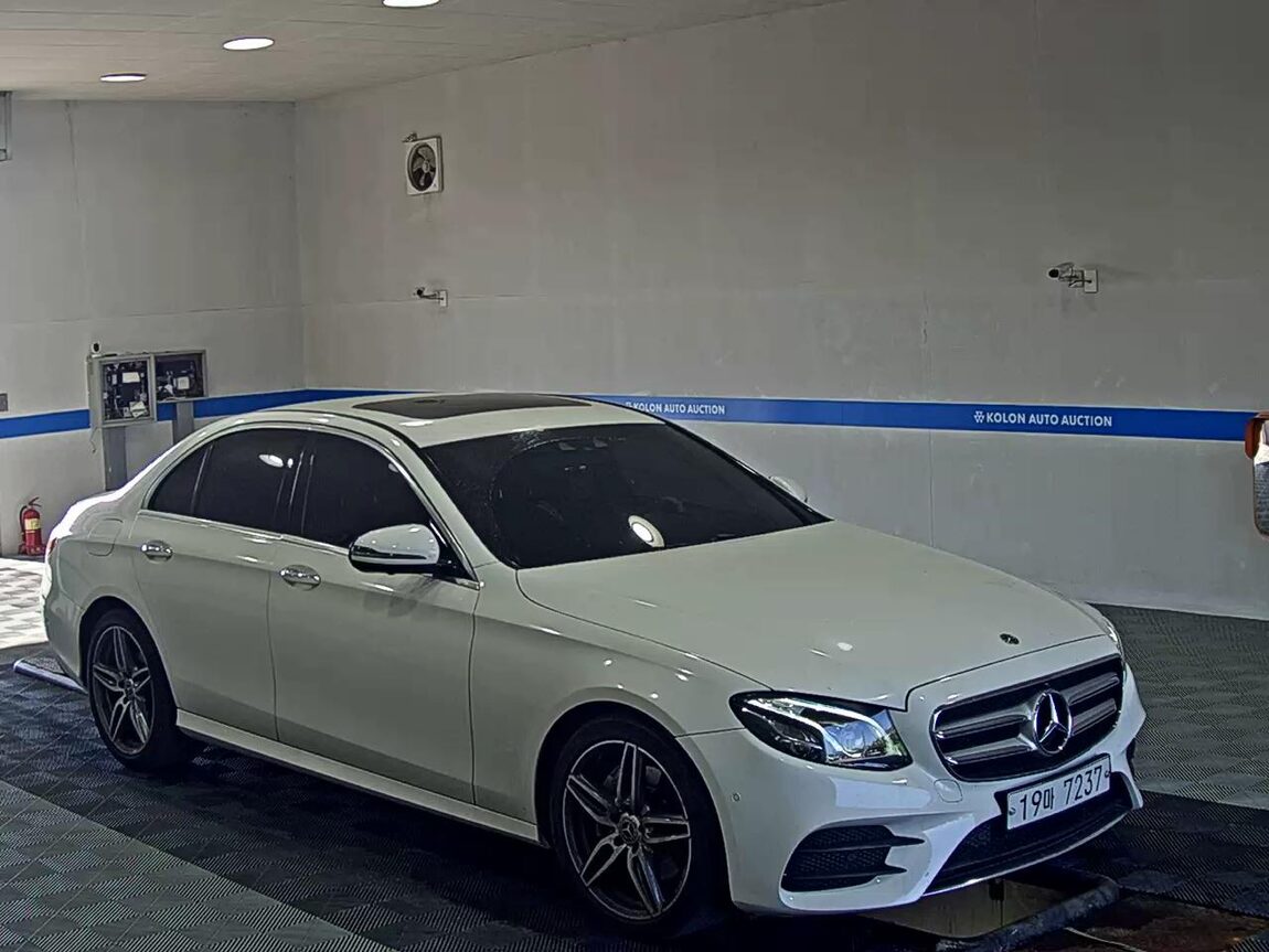 MERCEDES-BENZ E-CLASS (5TH GEN) E300 AMG LINE 2018 - zdjęcie 3