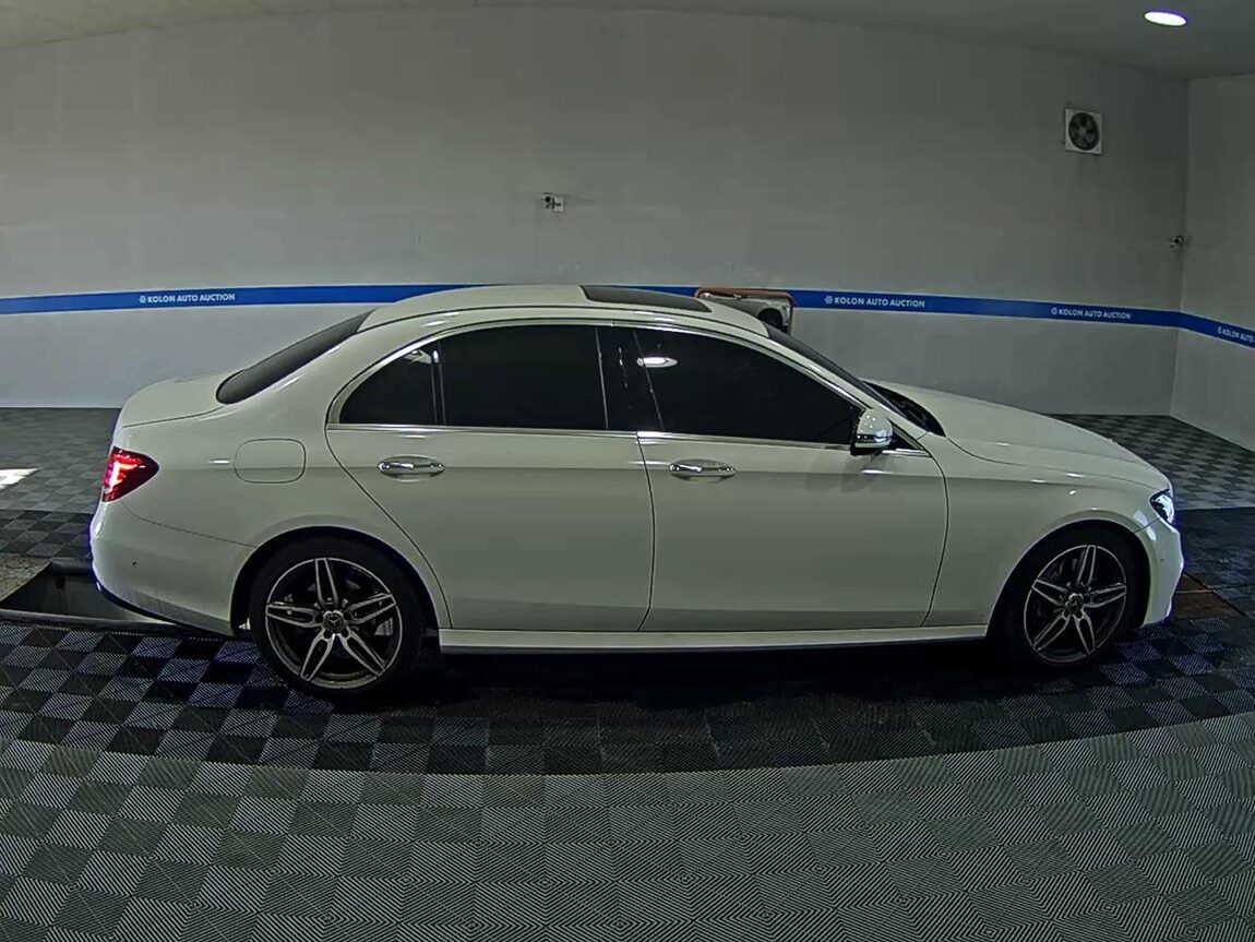 MERCEDES-BENZ E-CLASS (5TH GEN) E300 AMG LINE 2018 - zdjęcie 4