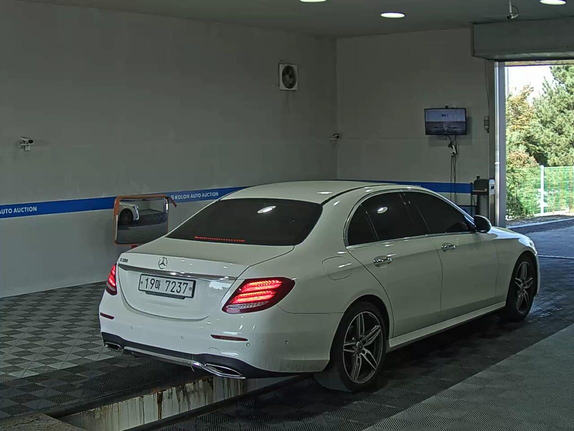 MERCEDES-BENZ E-CLASS (5TH GEN) E300 AMG LINE 2018 - zdjęcie 5