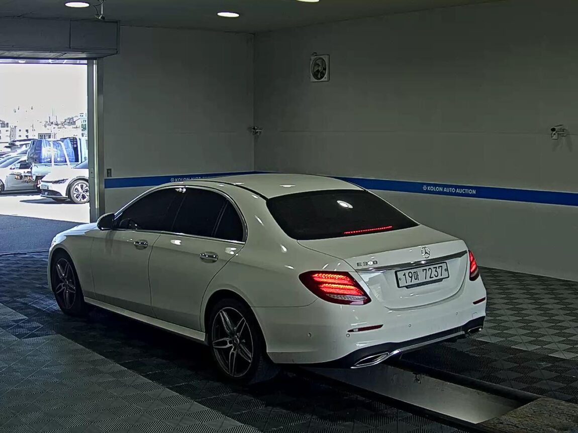 MERCEDES-BENZ E-CLASS (5TH GEN) E300 AMG LINE 2018 - zdjęcie 6