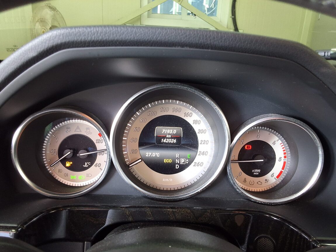 MERCEDES-BENZ E-CLASS (4TH GEN) E220 CDI AVANTGARDE 2014 - zdjęcie 10