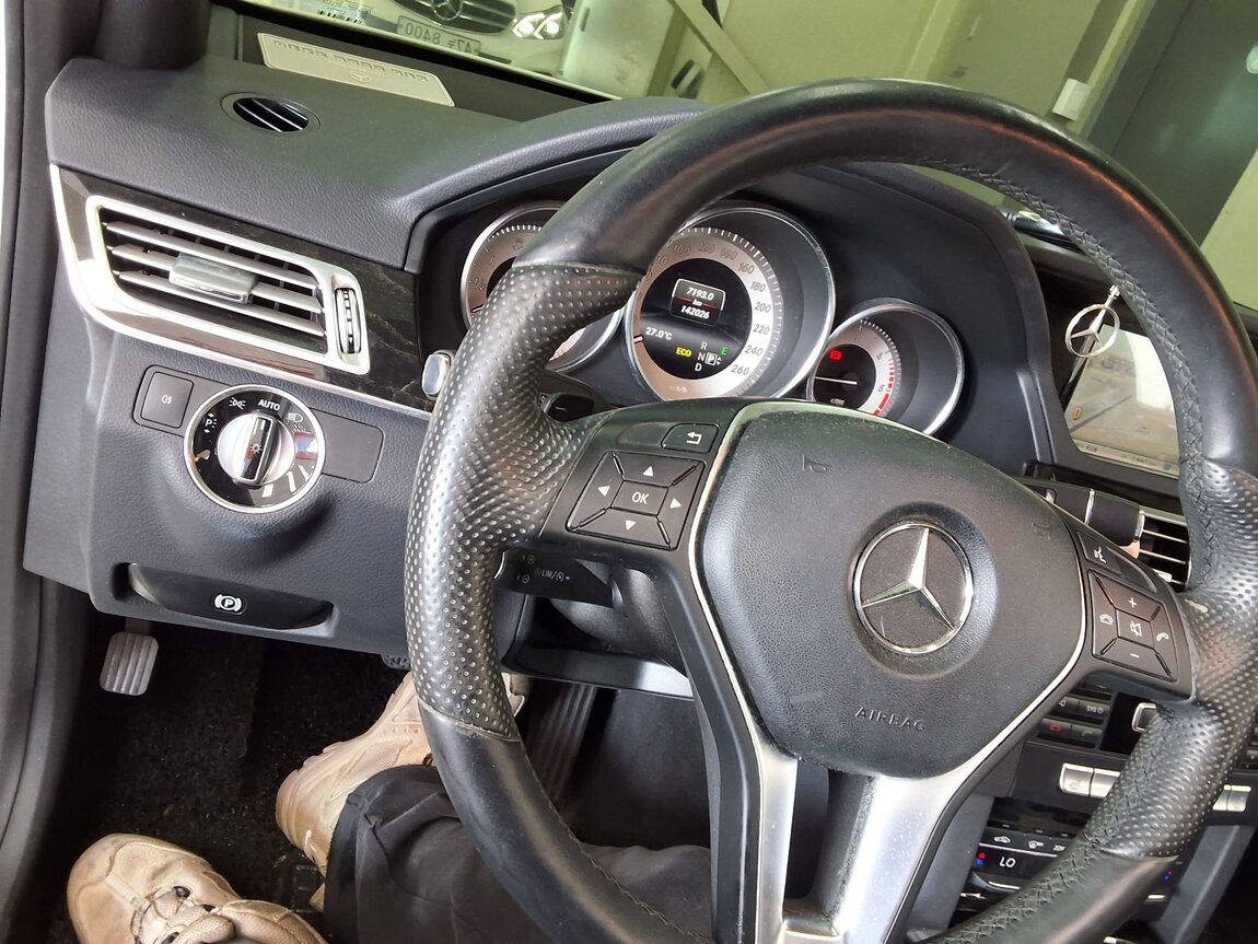 MERCEDES-BENZ E-CLASS (4TH GEN) E220 CDI AVANTGARDE 2014 - zdjęcie 23
