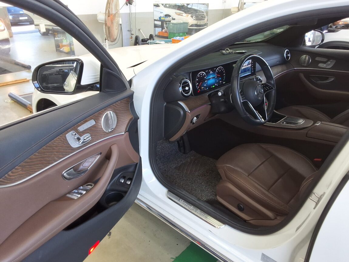 MERCEDES-BENZ E-CLASS (5TH GEN) E300e 4MATIC EXCLUSIVE 2021 - zdjęcie 10