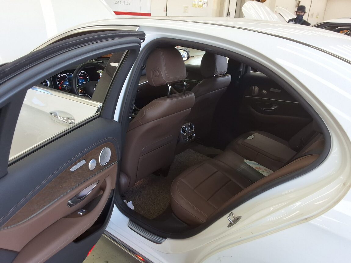 MERCEDES-BENZ E-CLASS (5TH GEN) E300e 4MATIC EXCLUSIVE 2021 - zdjęcie 12