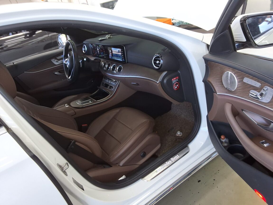MERCEDES-BENZ E-CLASS (5TH GEN) E300e 4MATIC EXCLUSIVE 2021 - zdjęcie 14