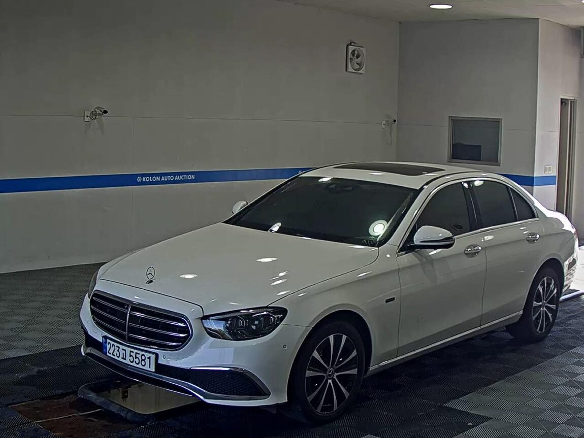 MERCEDES-BENZ E-CLASS (5TH GEN) E300e 4MATIC EXCLUSIVE 2021 - zdjęcie 2