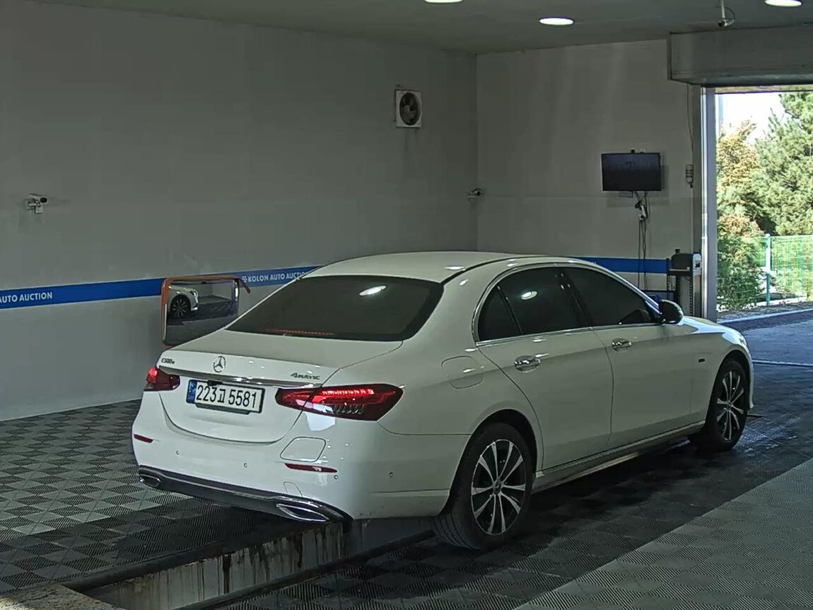 MERCEDES-BENZ E-CLASS (5TH GEN) E300e 4MATIC EXCLUSIVE 2021 - zdjęcie 5