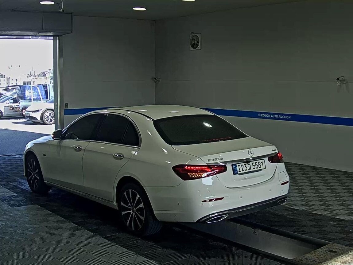 MERCEDES-BENZ E-CLASS (5TH GEN) E300e 4MATIC EXCLUSIVE 2021 - zdjęcie 6