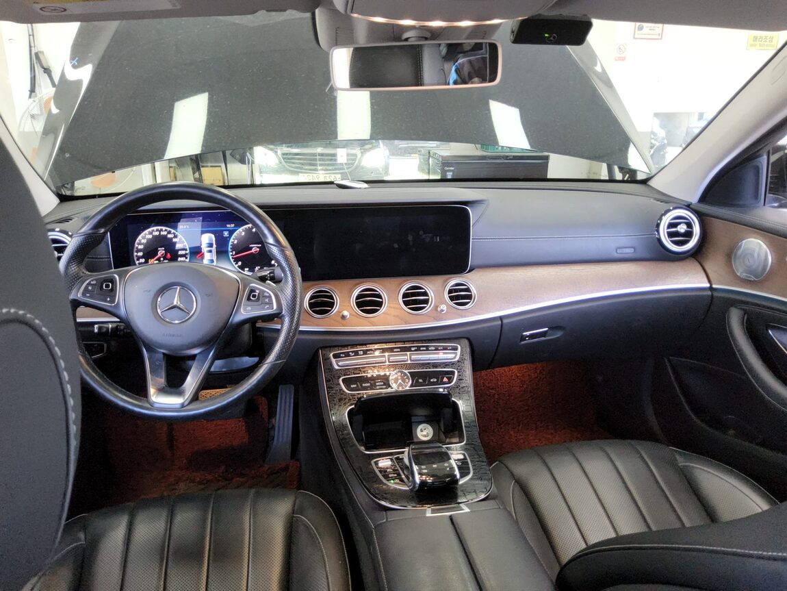 MERCEDES-BENZ E-CLASS (5TH GEN) E300 EXCLUSIVE 2018 - zdjęcie 11