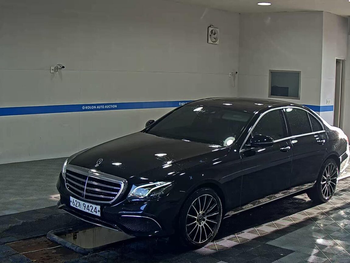 MERCEDES-BENZ E-CLASS (5TH GEN) E300 EXCLUSIVE 2018 - zdjęcie 2