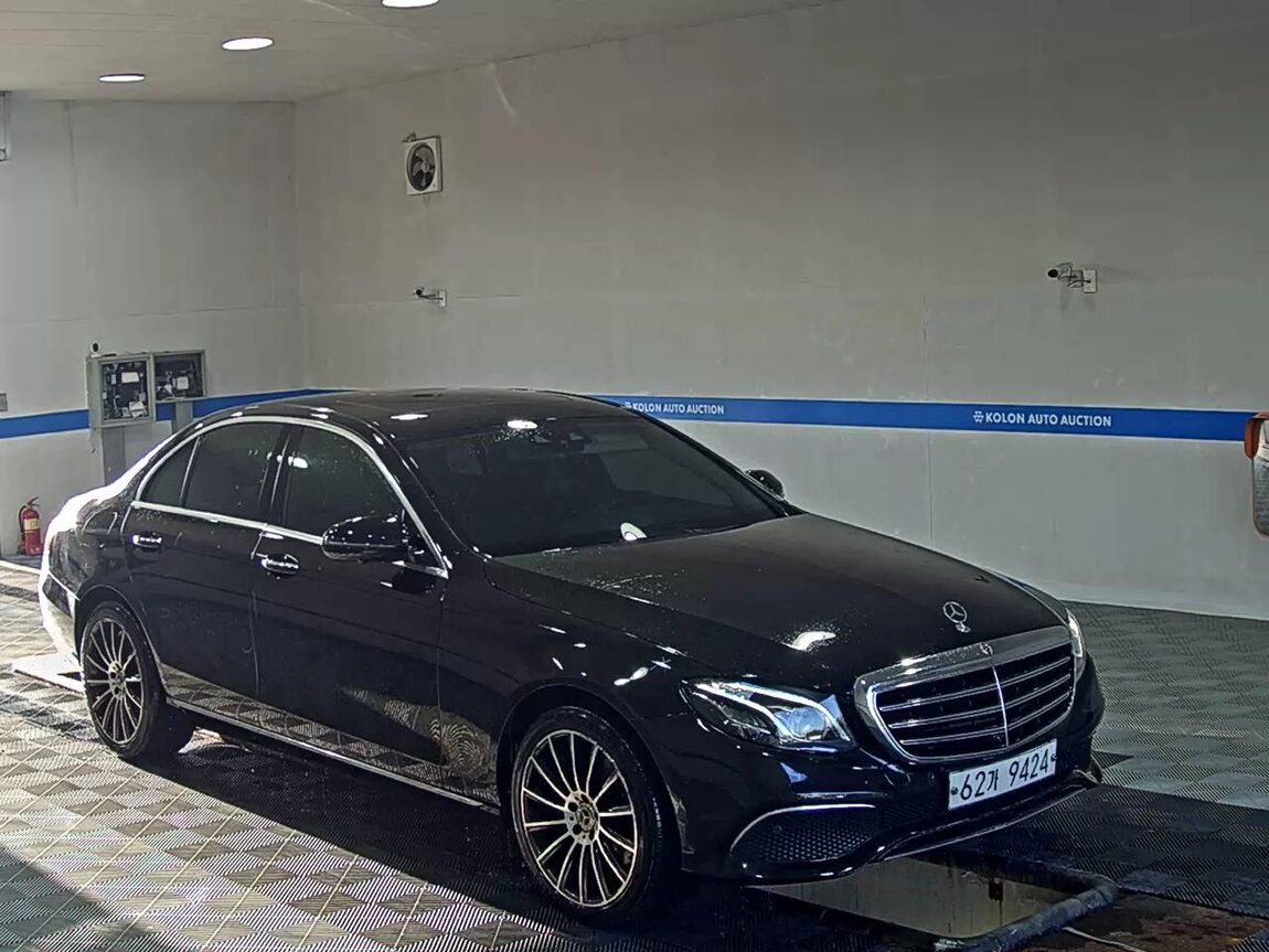 MERCEDES-BENZ E-CLASS (5TH GEN) E300 EXCLUSIVE 2018 - zdjęcie 3