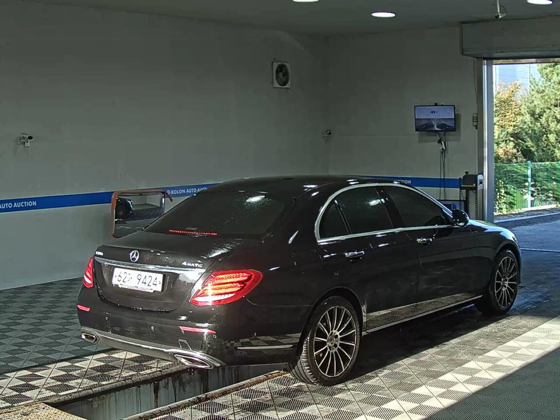 MERCEDES-BENZ E-CLASS (5TH GEN) E300 EXCLUSIVE 2018 - zdjęcie 5