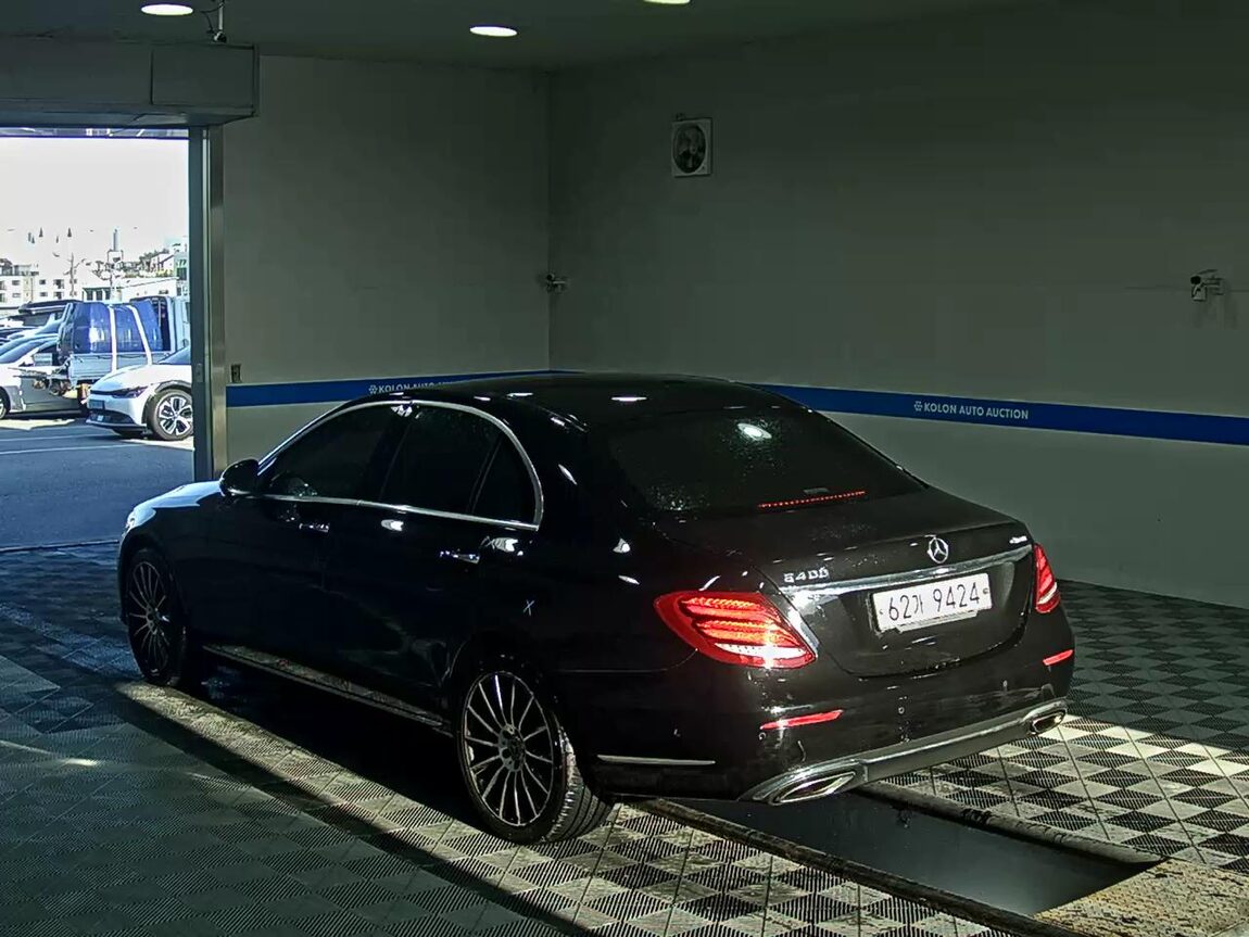 MERCEDES-BENZ E-CLASS (5TH GEN) E300 EXCLUSIVE 2018 - zdjęcie 6