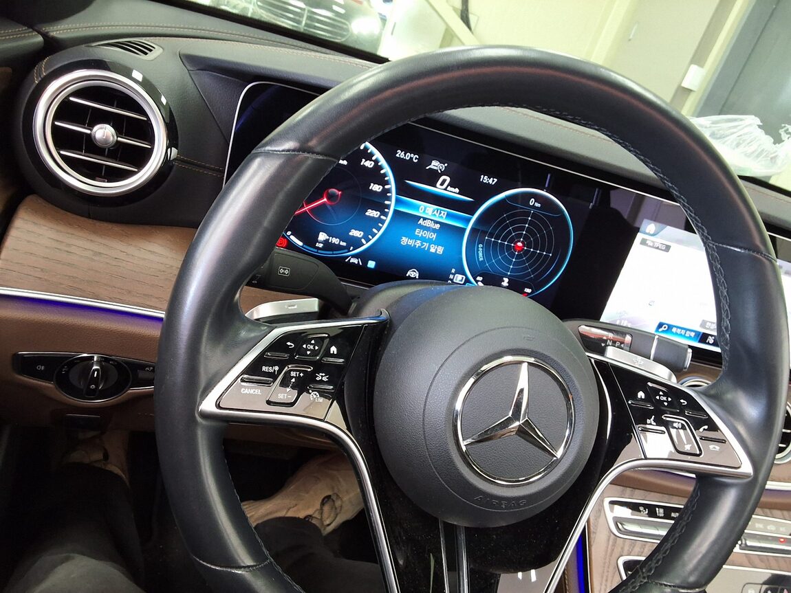 MERCEDES-BENZ E-CLASS (5TH GEN) E220d 4MATIC EXCLUSIVE 2021 - zdjęcie 23
