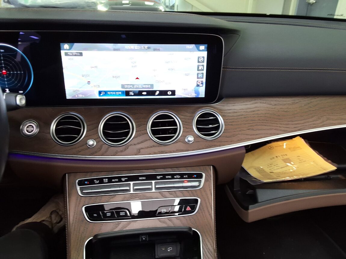 MERCEDES-BENZ E-CLASS (5TH GEN) E220d 4MATIC EXCLUSIVE 2021 - zdjęcie 24