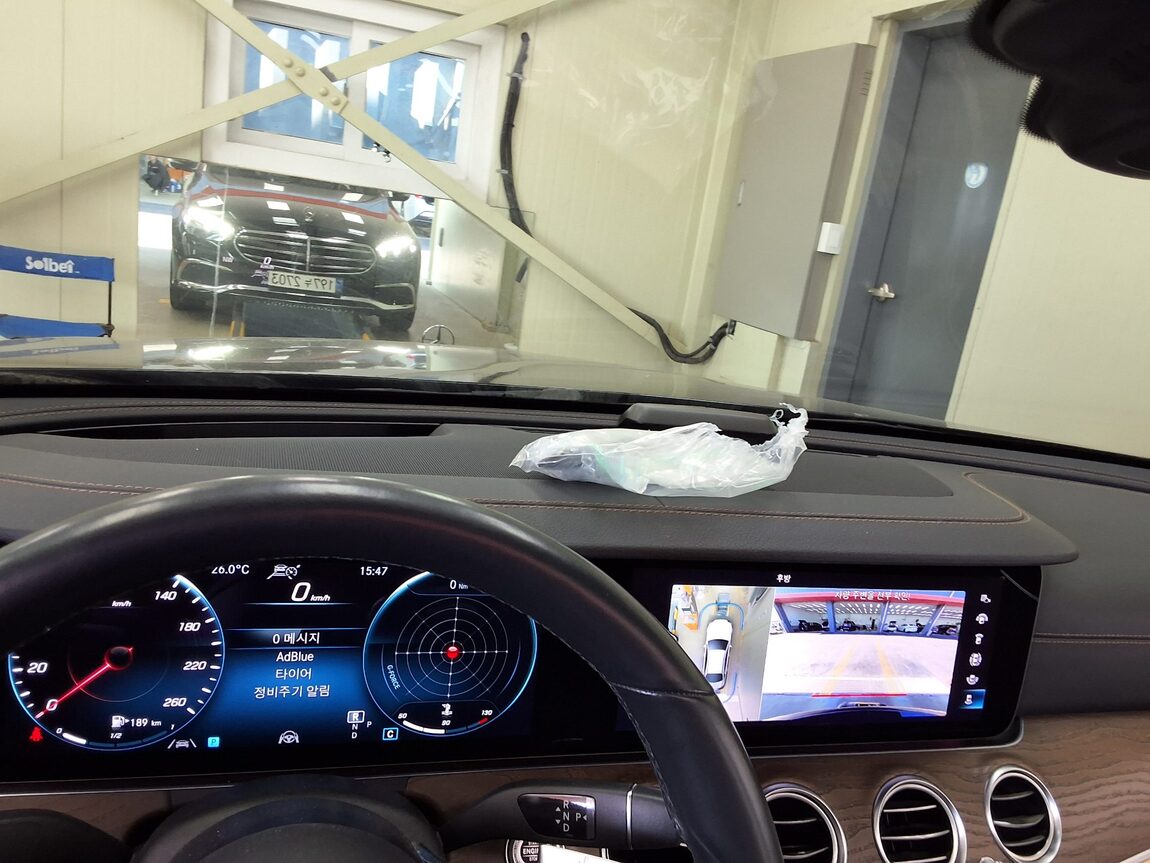 MERCEDES-BENZ E-CLASS (5TH GEN) E220d 4MATIC EXCLUSIVE 2021 - zdjęcie 25