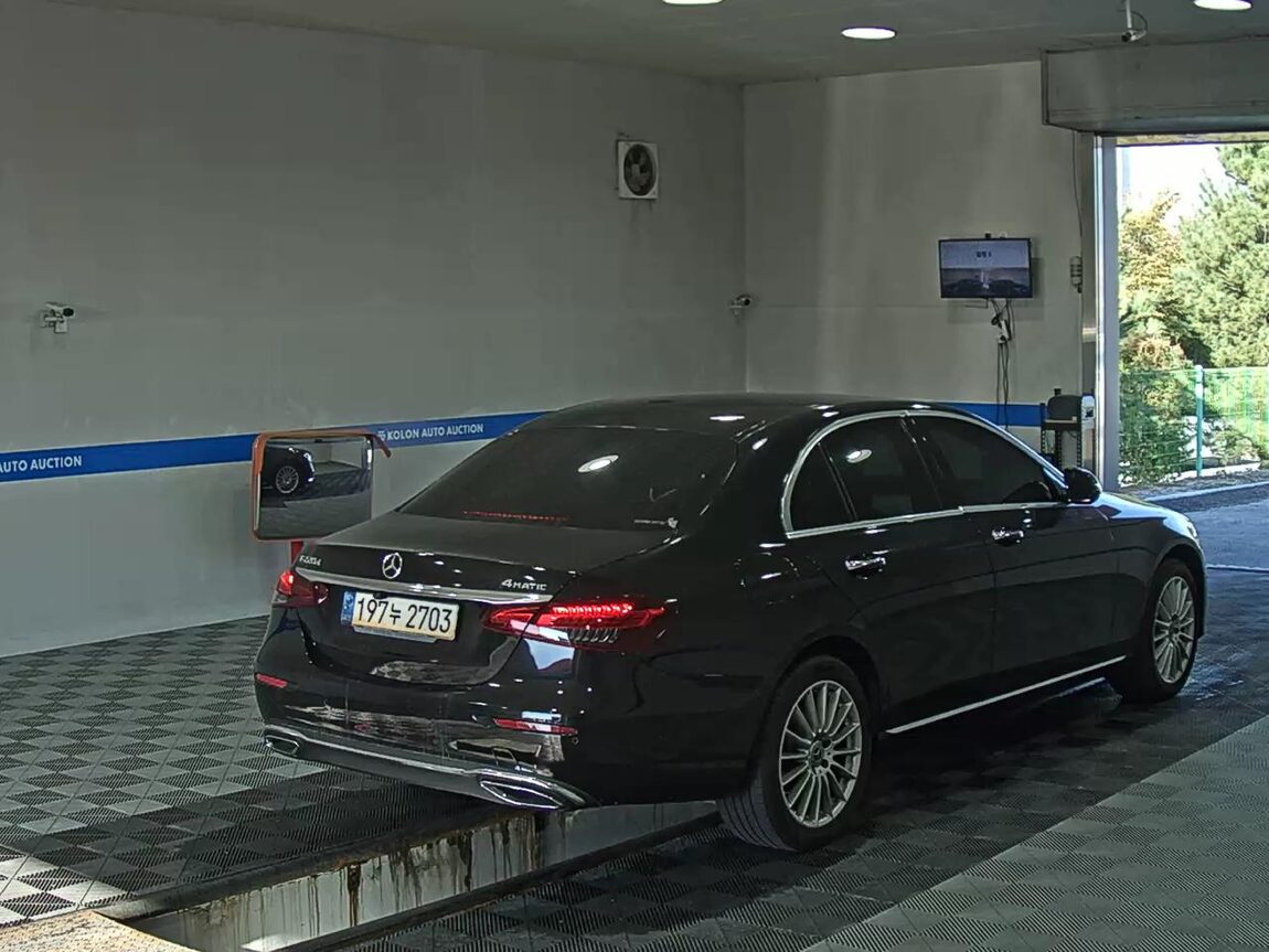MERCEDES-BENZ E-CLASS (5TH GEN) E220d 4MATIC EXCLUSIVE 2021 - zdjęcie 5