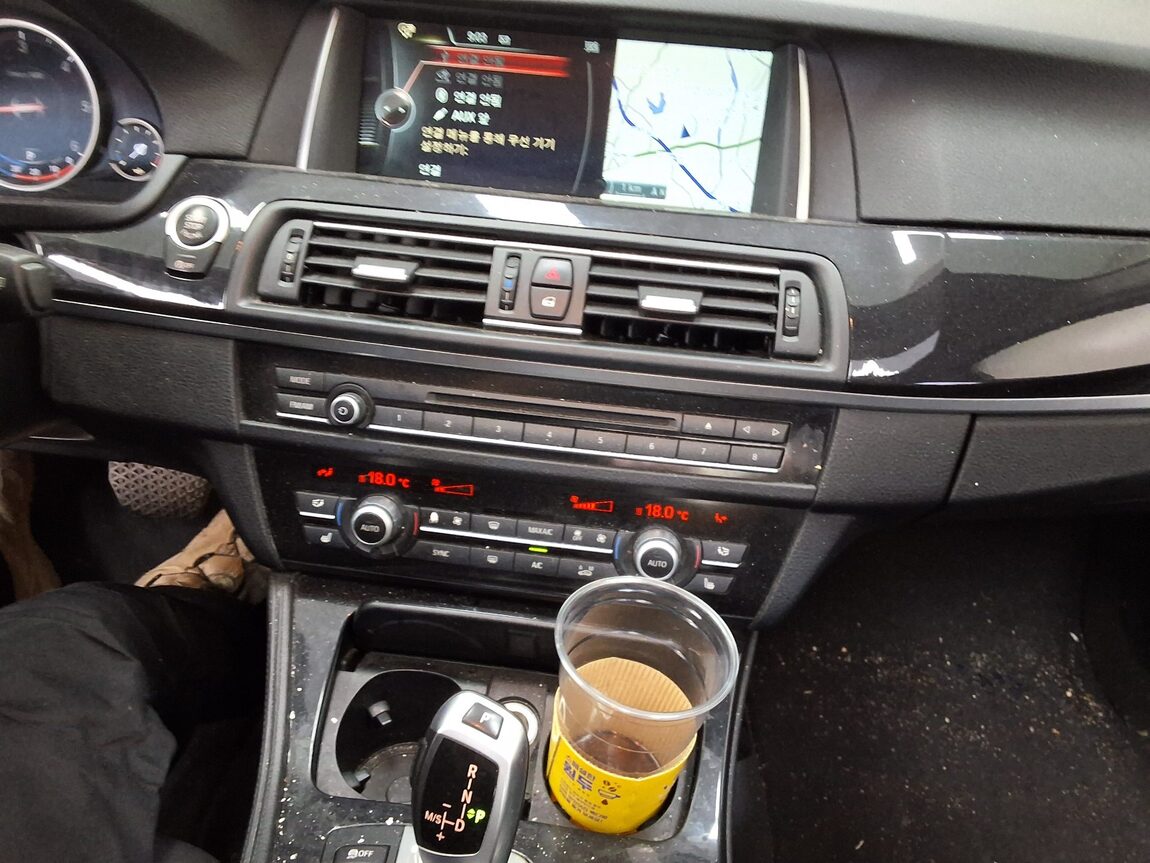 BMW 5 SERIES (6TH GEN) 520d xDRIVE 2014 - zdjęcie 24