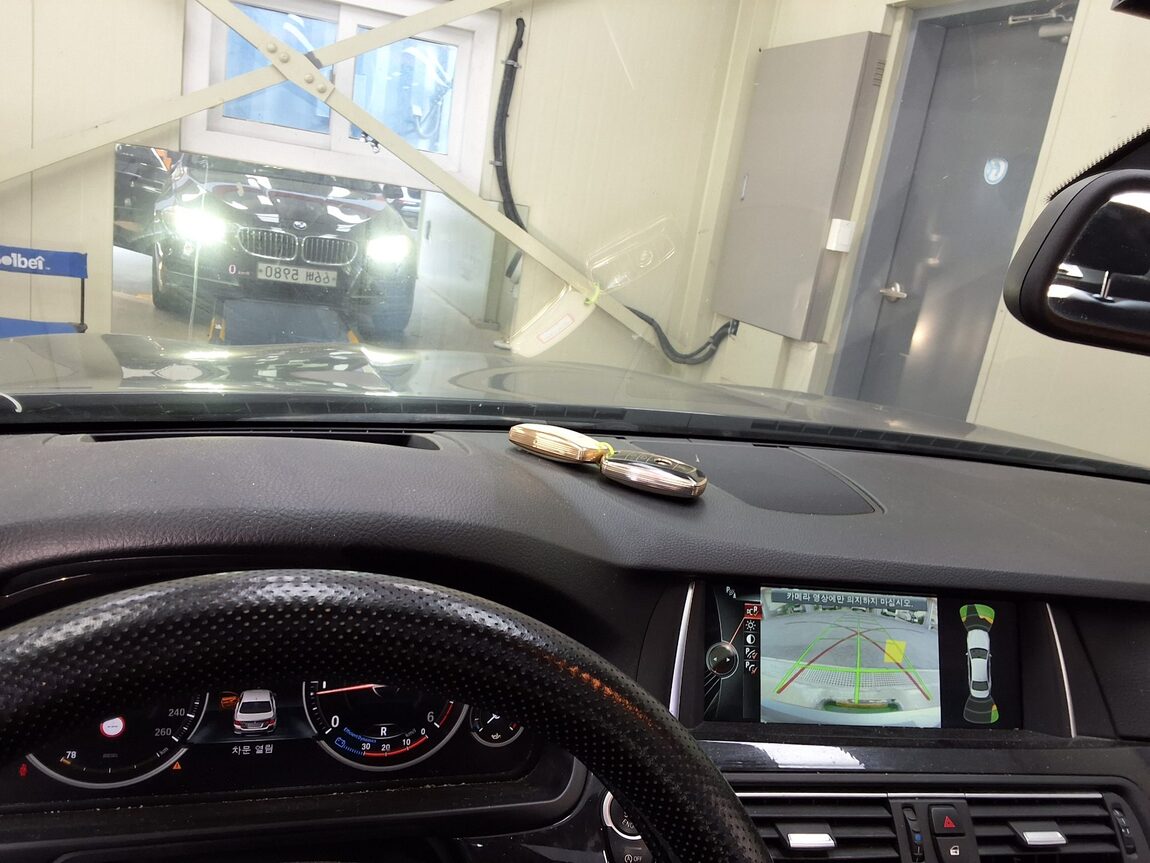 BMW 5 SERIES (6TH GEN) 520d xDRIVE 2014 - zdjęcie 25