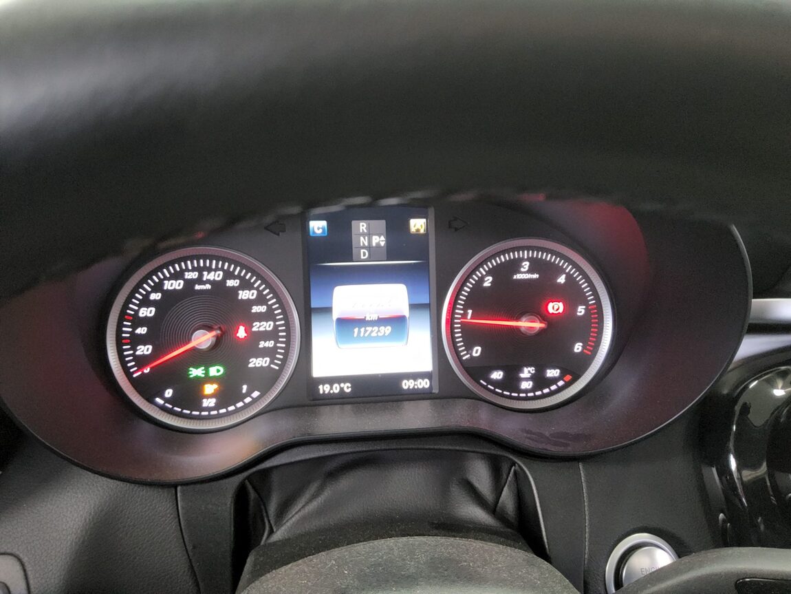 MERCEDES-BENZ C-CLASS (4TH GEN) C200 d 2017 - zdjęcie 9