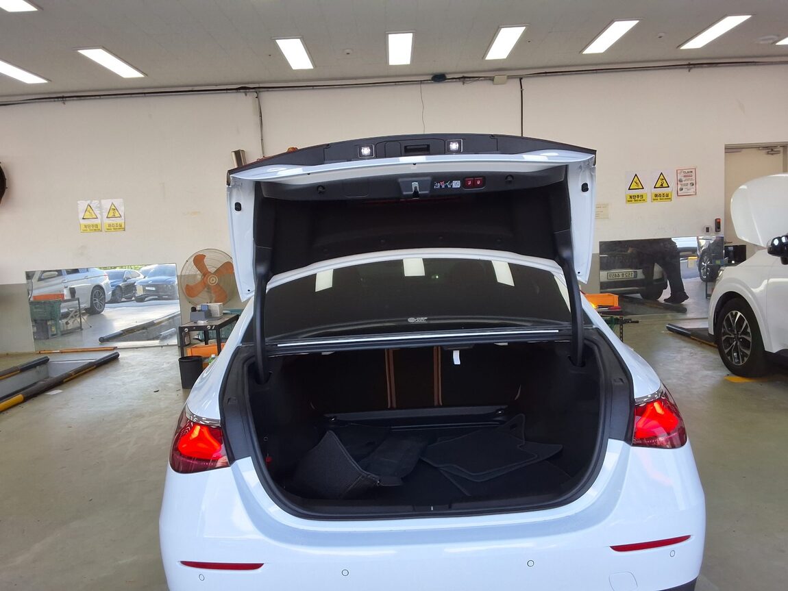 MERCEDES-BENZ E-CLASS (6TH GEN) E200 AVANTGARDE 2026 - zdjęcie 15