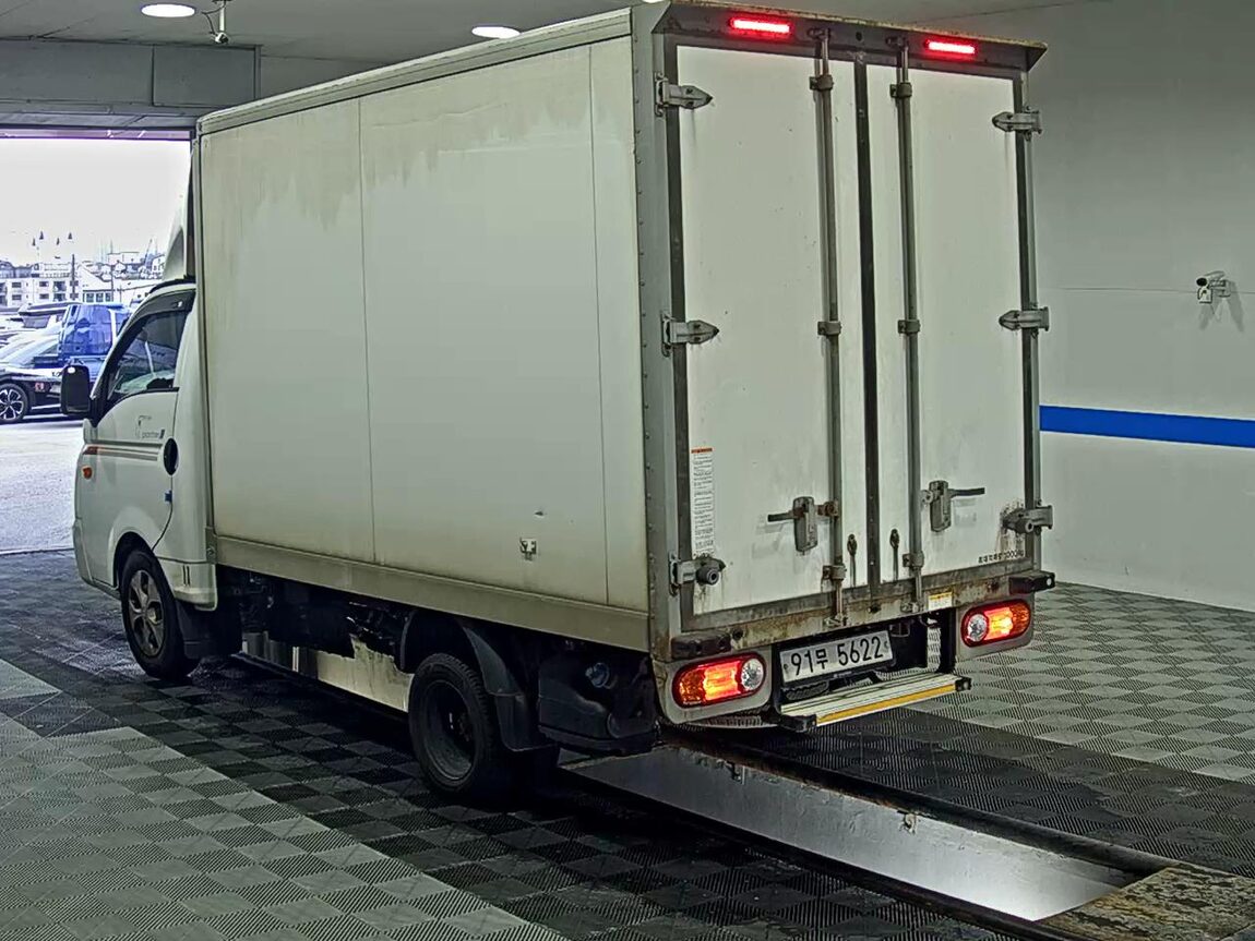 HYUNDAI PORTER II HIGH-ROOF BUILT-IN BOX TRUCK STANDARD CAB 2020 - zdjęcie 6