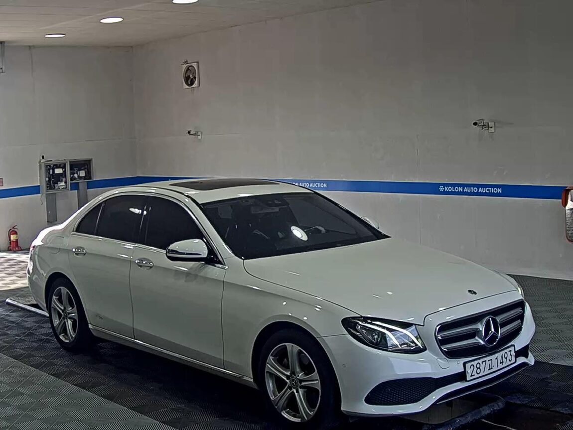 MERCEDES-BENZ E-CLASS (5TH GEN) E200 AVANTGARDE 2018 - zdjęcie 3