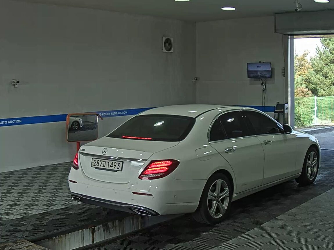 MERCEDES-BENZ E-CLASS (5TH GEN) E200 AVANTGARDE 2018 - zdjęcie 5