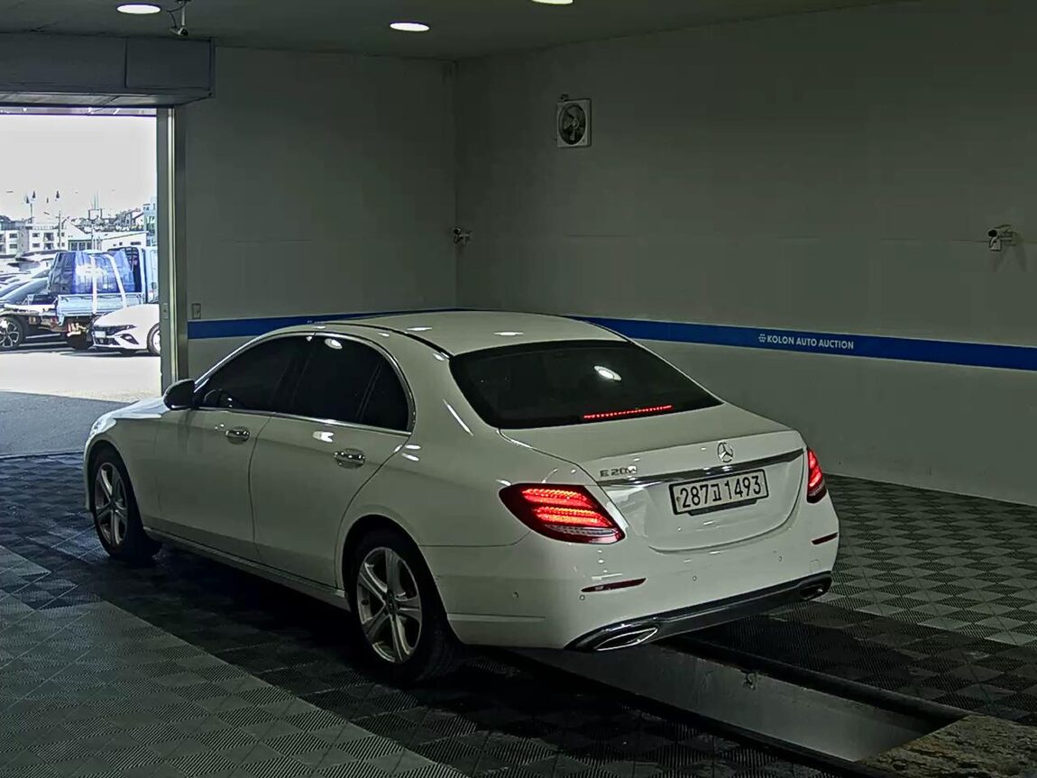 MERCEDES-BENZ E-CLASS (5TH GEN) E200 AVANTGARDE 2018 - zdjęcie 6