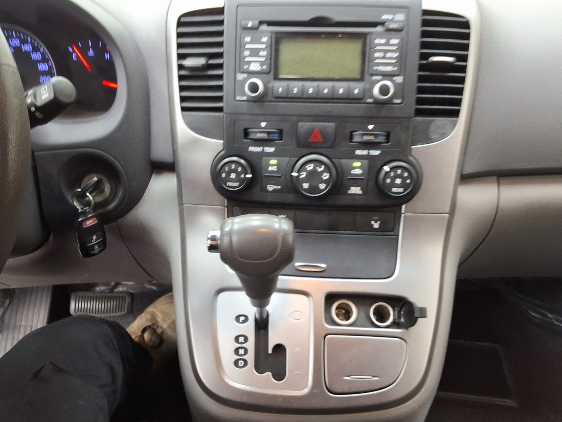 KIA CARNIVAL R 11-SEATER DIESEL GLX PREMIUM MODEL 2013 - zdjęcie 24