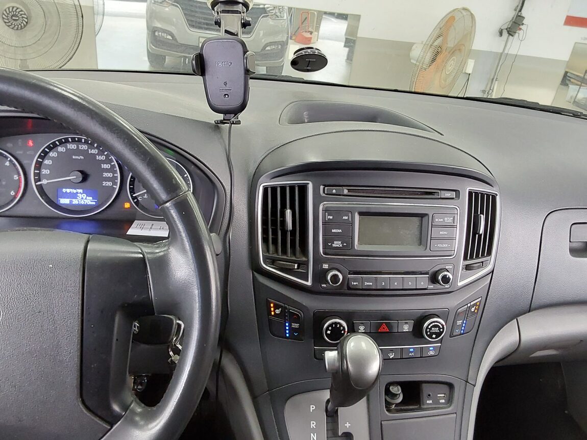 HYUNDAI THE NEW GRAND STAREX 9-SEATER DIESEL PREMIUM 2018 - zdjęcie 17